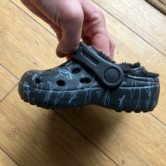 Children’s toddler size 6 croc like fuzzy shoe - Picture 2 of 3